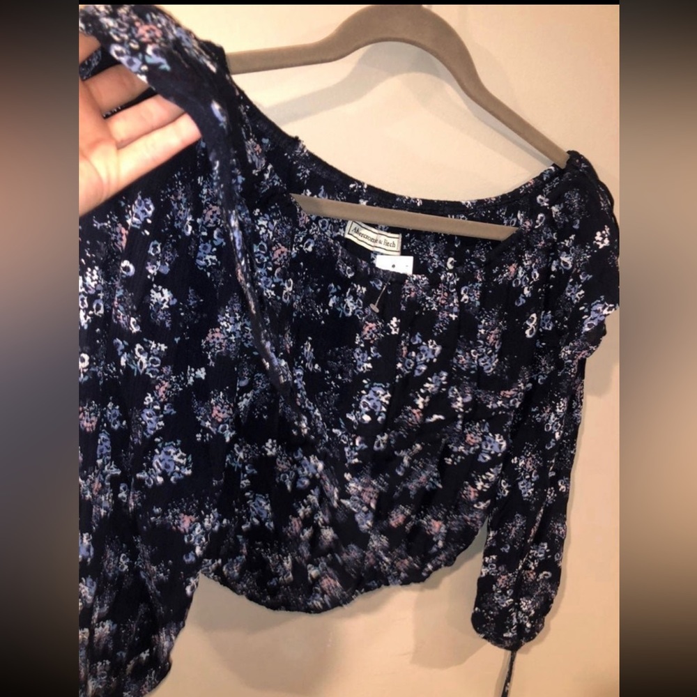NWT “Abercrombie and Fitch” off the shoulder, long sleeved top - Picture 3 of 6